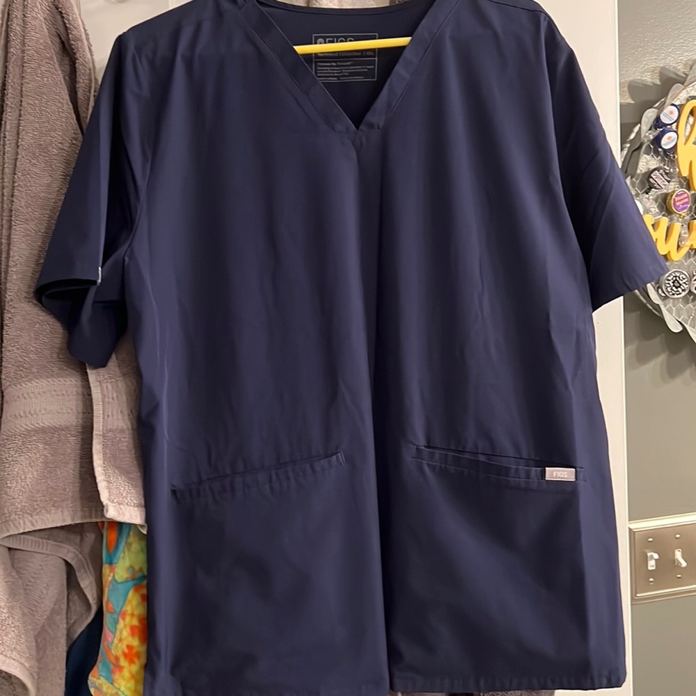 Figs scrub top